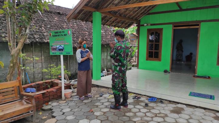 Kopda Aris Pamit Bu Ismi Penerima Renovasi Rumah Program TMMD Bojonegoro